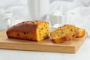 Naklejka premium Cake with chocolate pieces on a cutting board.
