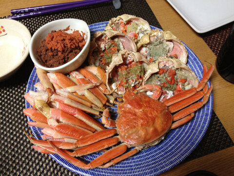 Boiled snow crab and kobako crab arranged on a blue and white platter