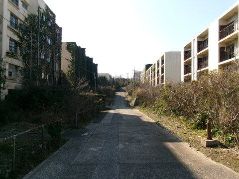 日差しの中で旧住宅棟の間を延びる池島の生活道路