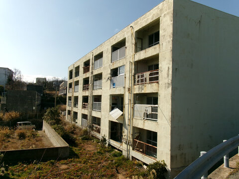 斜面に建つ池島の多層コンクリート集合住宅