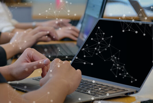 パソコンを操作するビジネスパーソンとネットワーク　AIやDXのイメージ
