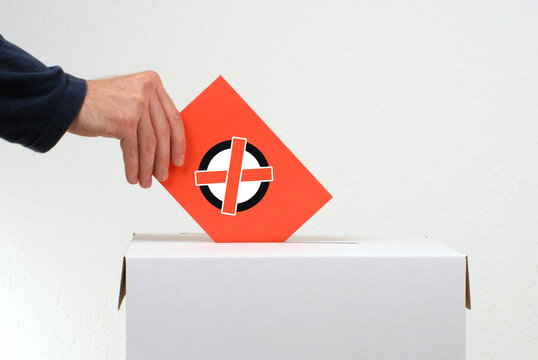 Hand mit Wahlurne: Alles zum Thema Wahl
