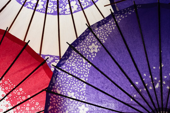 色とりどりの柄が描かれた伝統的な和傘	