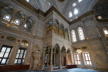 Obraz premium Detailed exterior and architectural view of the historic Nuruosmaniye Mosque located in Fatih, Istanbul. Built in the 18th century (1748–1755), this magnificent structure is one of the finest and earl
