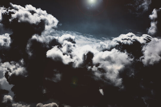 Nubes surrealistas blancas con fondo oscuro.