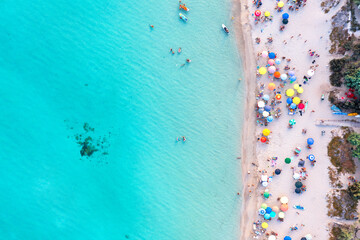 Vista aerea top-down: gli ombrelloni di Lido Torretta (Marina di Lizzano, Taranto) e le acque turchesi, al tramonto  © Andrea Carro