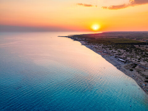 Luci della sera e acque calme: la bellezza rilassante di Marina di Lizzano in estate - Taranto, Puglia, Italia