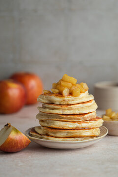 pancakes moelleux aux pommes caram&eacute;lis&eacute;es