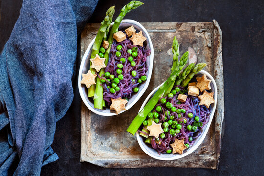 Shirataki noodles, peas, asparagus, star-shaped tofu