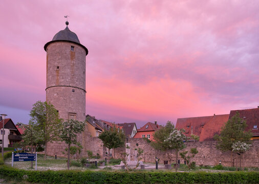 Germany, Bavaria, Lower Franconia, Eibelstadt, Kere tower and city wall, afterglow