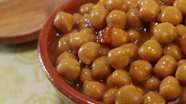 Pois chiches &agrave; l'orientale &eacute;pic&eacute;s, en gros plan
