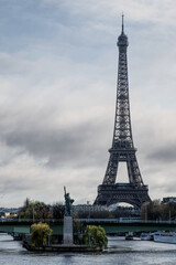 Obraz premium Vue de Paris avec seine, statue de la liberté, Pont de Grenelle et tour Eiffel