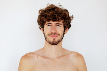 Naklejka premium Smiling man with curly hair
