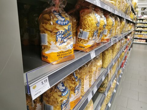 Nudeln im Regal im Einzelhandel mit regionalen Marken