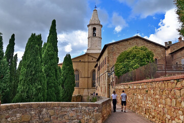 Obraz premium Pienza, the Cathedral of Santa Maria Assunta from the city walls, Val d'Orcia, Tuscany, Italy