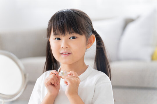 マウスピースで歯列矯正をする子供