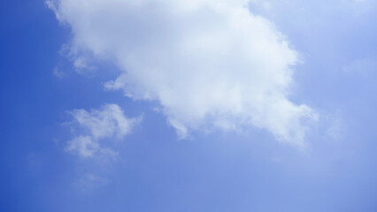 Obraz premium Thick white clouds in the blue sky during the day.