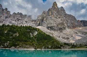 Jezioro Sorapis w Dolomitach we Włoszech – turkusowe alpejskie jezioro otoczone spektakularnymi szczytami górskimi i dziewiczym krajobrazem Alp © BMC