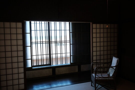 昔ながらの日本家屋の縁側と庭