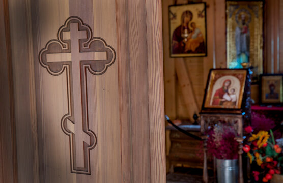 Croix orthodoxe &agrave; trois traverses (souvent appel&eacute;e croix russe ou &agrave; huit pointes), accompagn&eacute;e d'ic&ocirc;nes religieuses traditionnelles &agrave; l'arri&egrave;re-plan