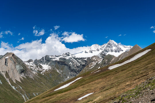 Aussicht vom Figerhorn in Osttirol zum schneebedeckten Gro&szlig;glockner und  dem Teischnitztal 2