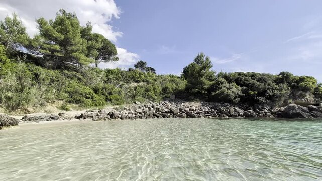 Tra scoglieria e macchia mediterranea: bagno nella Baia Porto Cupo di Taranto - Puglia, Italia - HDR Video