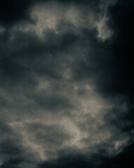 Obraz premium Dark storm clouds gather across a moody sky, creating a powerful atmospheric background ideal for weather, climate, cinematic concepts and dramatic environmental designs.