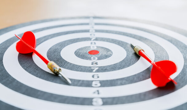 Missed darts are placed on a dartboard, a concept related to a failed business.