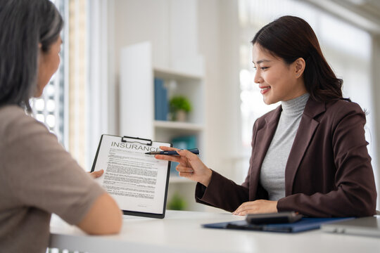 Professional agents, financial advisors, or health insurance brokers discuss and provide advice on financial planning for senior life.