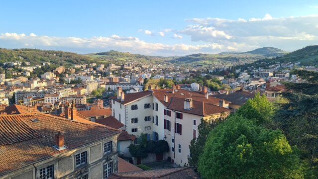 La basse ville du Puy-en-Velay et la cuvette du Puy vues depuis le parvis de la cath&eacute;drale Notre-Dame-du-Puy (Haute-Loire, Auvergne)