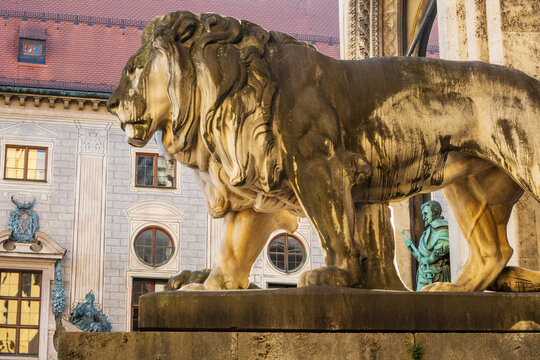 Die L&ouml;wenstatue vor der Feldherrnhalle in M&uuml;nchen - Deutschland