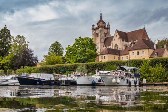 Bateaux de plaisance amarr&eacute;s sur le canal &agrave; Dole, coll&eacute;giale Notre-Dame en arri&egrave;re-plan - France