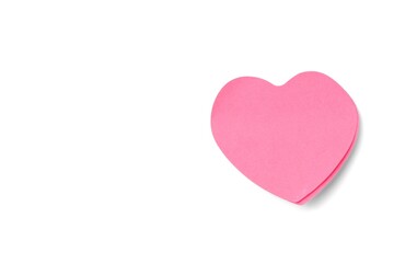 Obraz premium Pink heart shaped sticky note paper isolated on a pure white background
