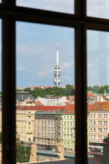 Blick durch ein Fenster auf den Prager Fernsehturm im Stadtteil Žižkov © Heiko 