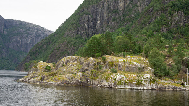 Berge und Felsen im Fjord auf der Bootsfahrt zum Langfossen Wasserfall in Norwegen