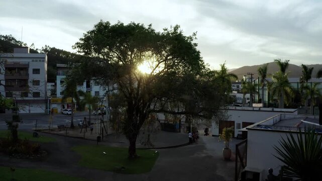 P&ocirc;r do sol dram&aacute;tico sobre cidade rural antonio carlos sc  e montanhas na hora dourada