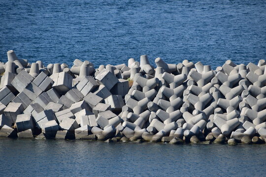 A seawall containing a combination of tetrapod and cube concrete wave-dissipating blocks