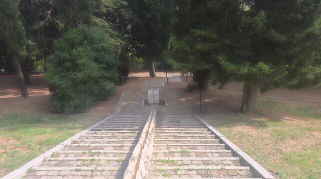 Vista dall'alto della scalinata monumentale nel parco di Saludecio