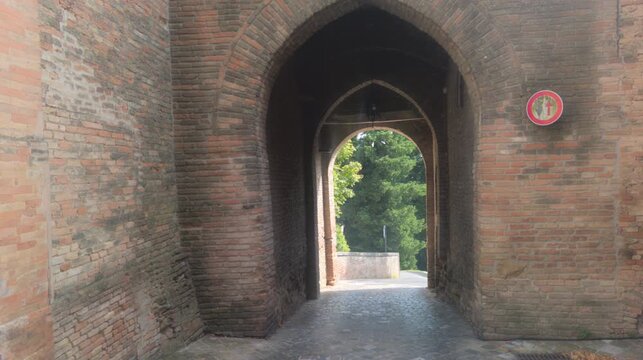 Porta Marina a Saludecio: l'antico accesso malatestiano al borgo dei murales
