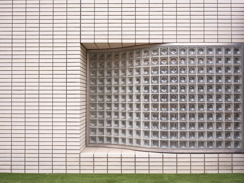 Modern Wall Design With Wavy Glass Block Patterns