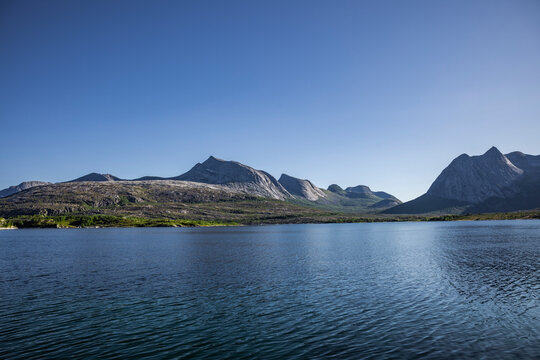 Sonnenschein und wolkenloser Himmel &uuml;ber dem Efjord in Norwegen