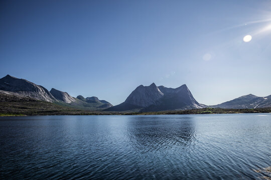 Sonnenschein und wolkenloser Himmel &uuml;ber dem Efjord in Norwegen