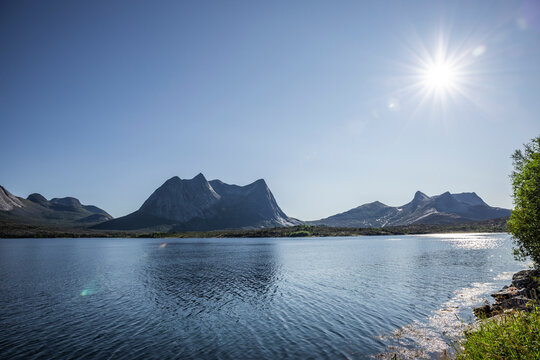 Sonnenschein und wolkenloser Himmel &uuml;ber dem Efjord in Norwegen