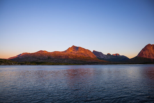 Mitternachtssonne mit Abendrot am Efjord in norwegen