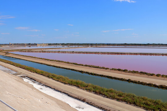 bel horizon aux couleurs de l '&eacute;t&eacute; dans les marais salants