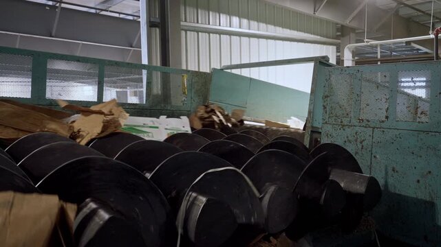 Conveyor Belt Feeding Recycling Material onto Sorting Machine
