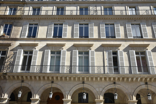 Fa&ccedil;ade de la rue de Rivoli &agrave; Paris. France