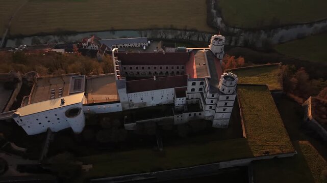 Panoramische Drohnenaufnahme der Willibaldsburg in Eichstaett, Deutschland. Denkmalgeschuetzte Burganlage mit mittelalterlicher Architektur und Aussicht auf Stadt und Natur.