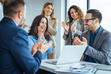 Obraz premium Business Team Celebrates Success in Modern Office Meeting With Smiling Colleagues and Applause