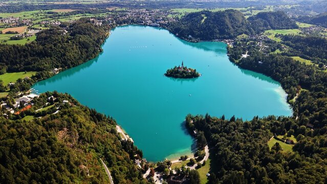 Vue plongeante sur les eaux turquoise du lac de Bled et l'&icirc;le de l'&eacute;glise de l'Assomption, Slov&eacute;nie